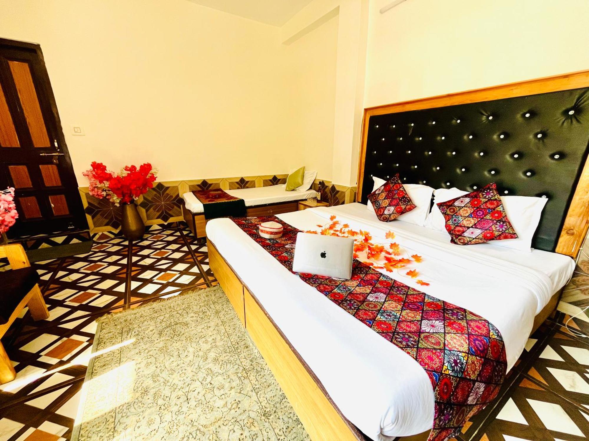 Hotel Brownie River View Касоль Екстер'єр фото