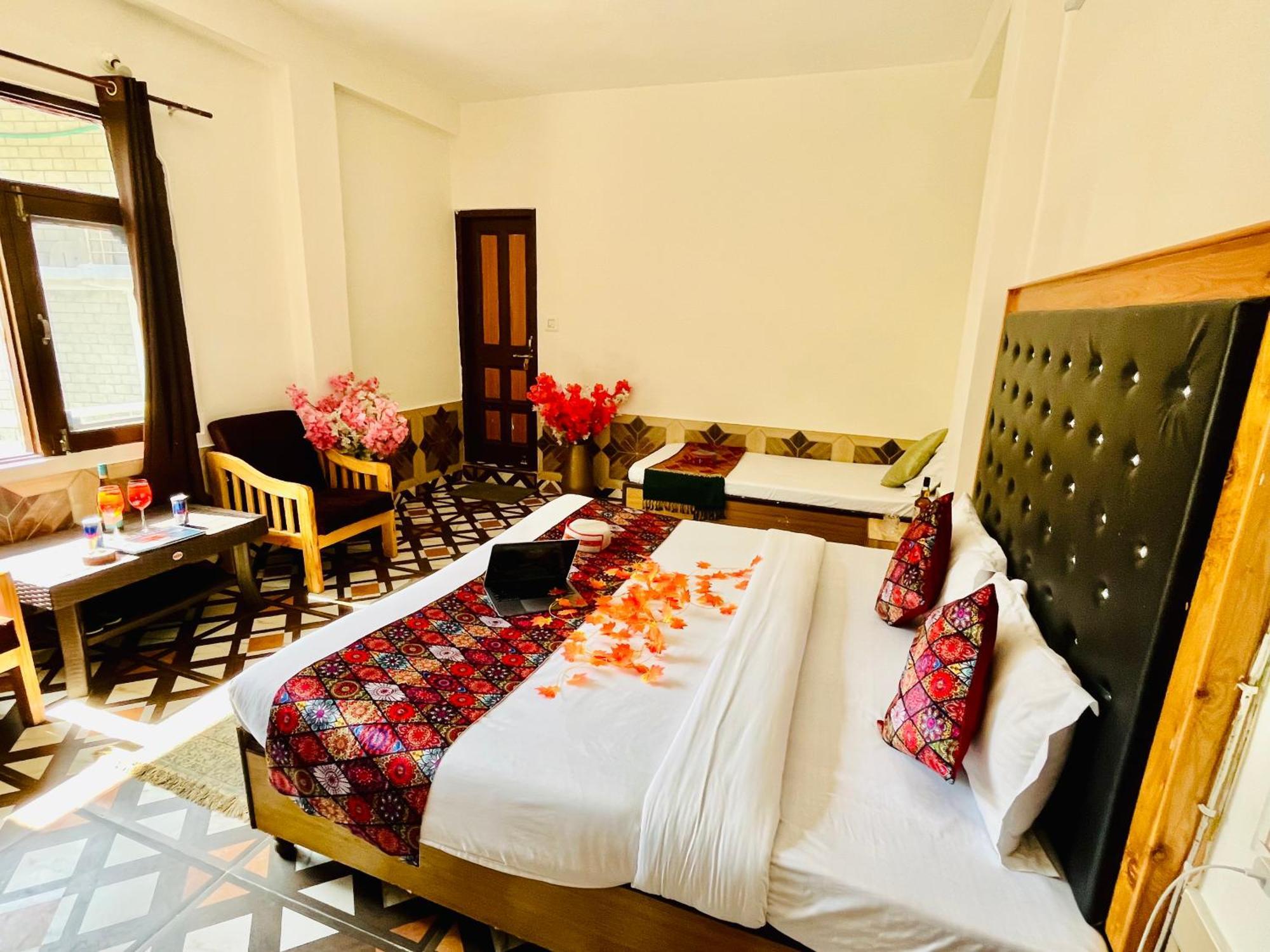 Hotel Brownie River View Касоль Екстер'єр фото