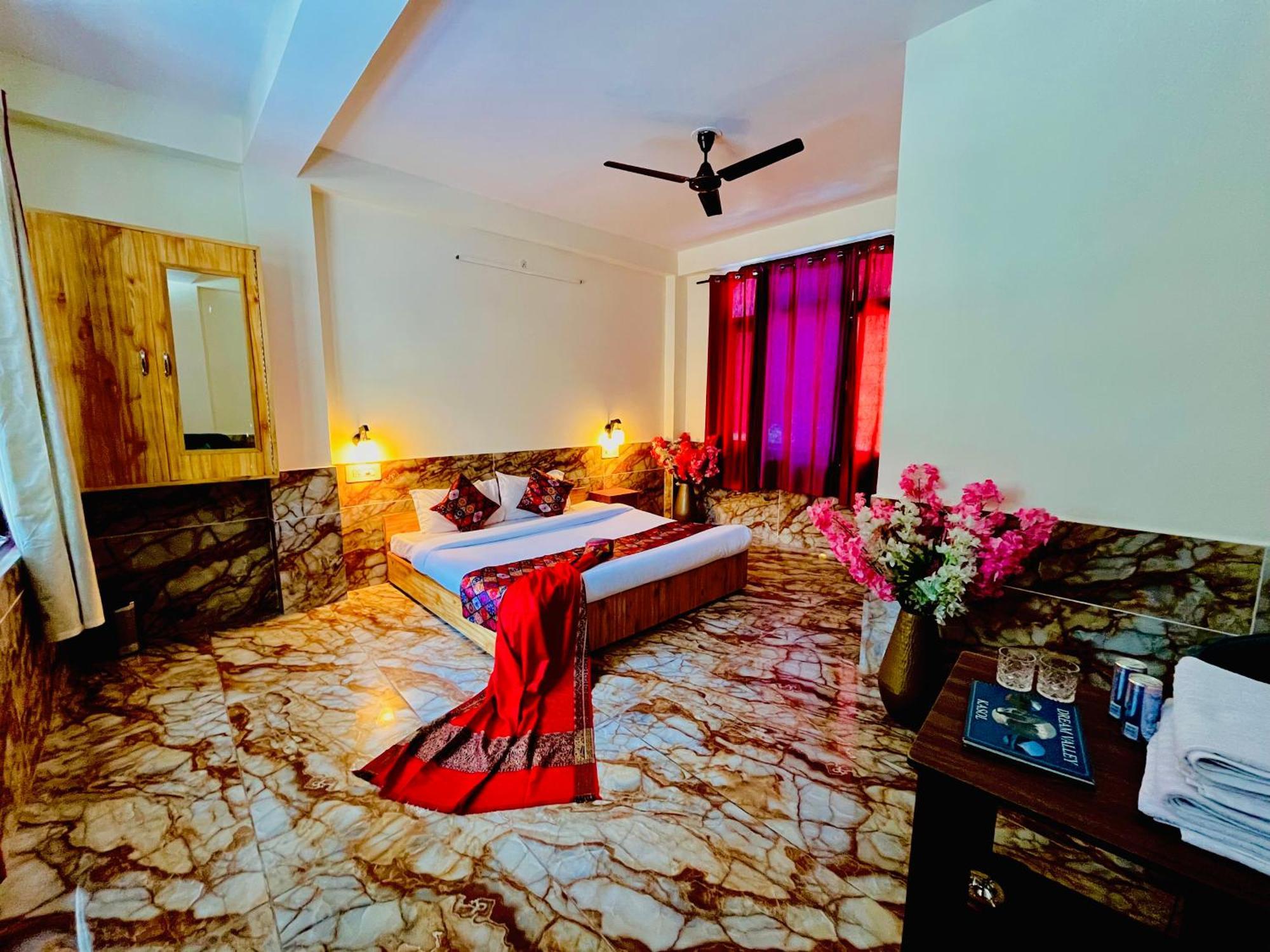 Hotel Brownie River View Касоль Екстер'єр фото